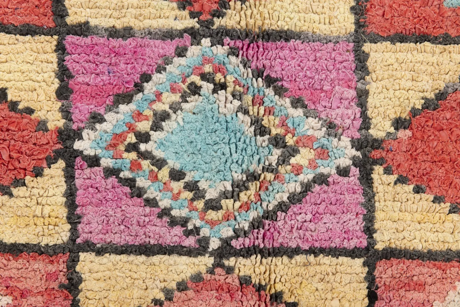 Marokkolainen Kilim matto Boucherouite 275 x 130 cm