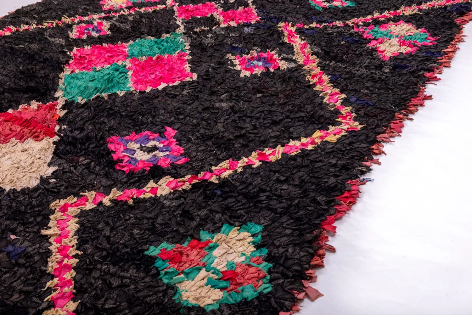 Marokkolainen Kilim matto Boucherouite 405 x 130 cm