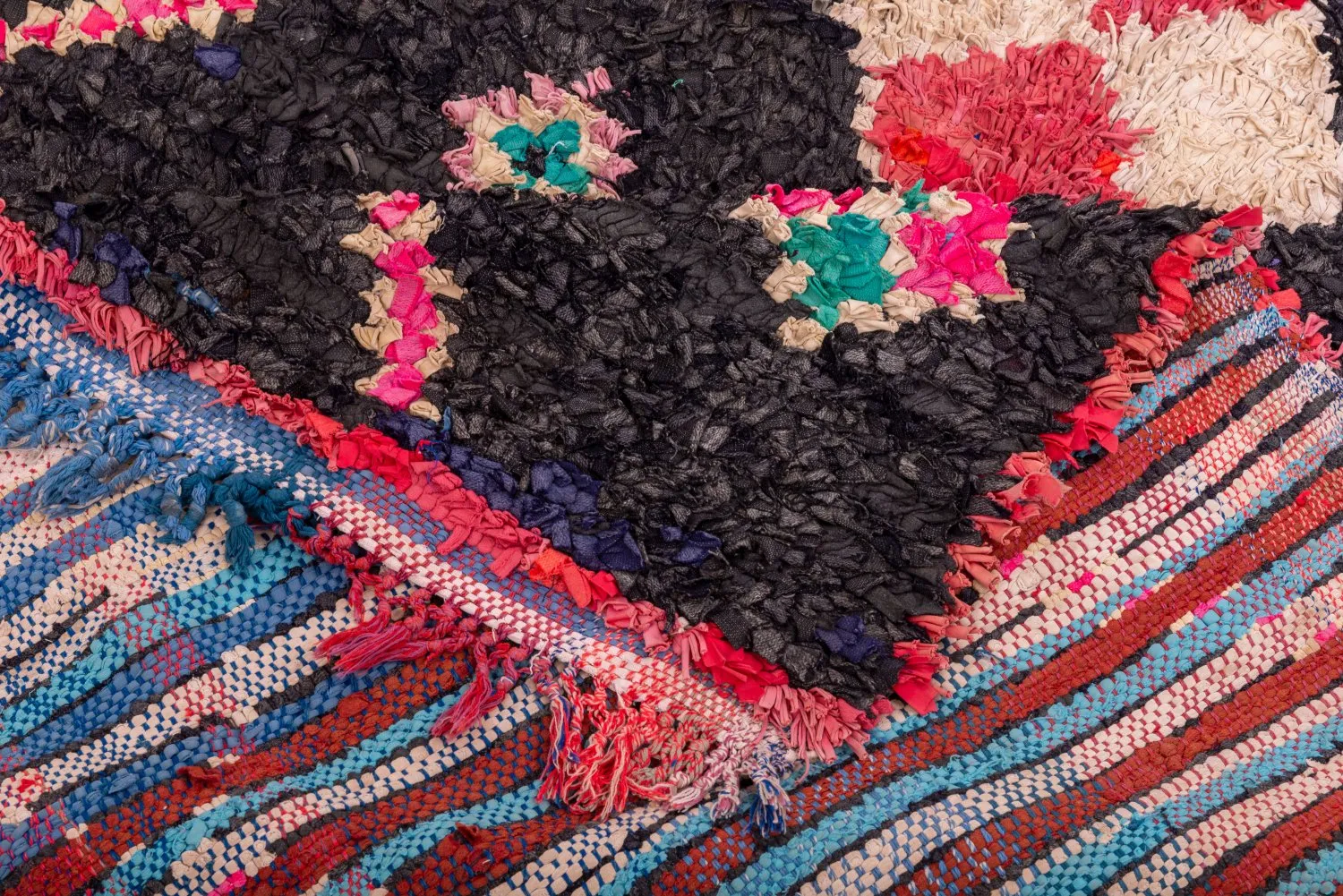 Marokkolainen Kilim matto Boucherouite 405 x 130 cm