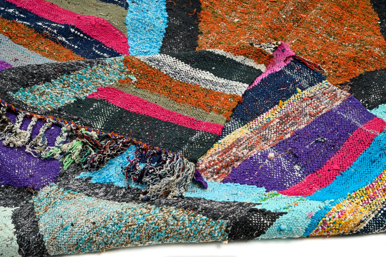 Marokkolainen Kilim matto Boucherouite 135 x 235 cm