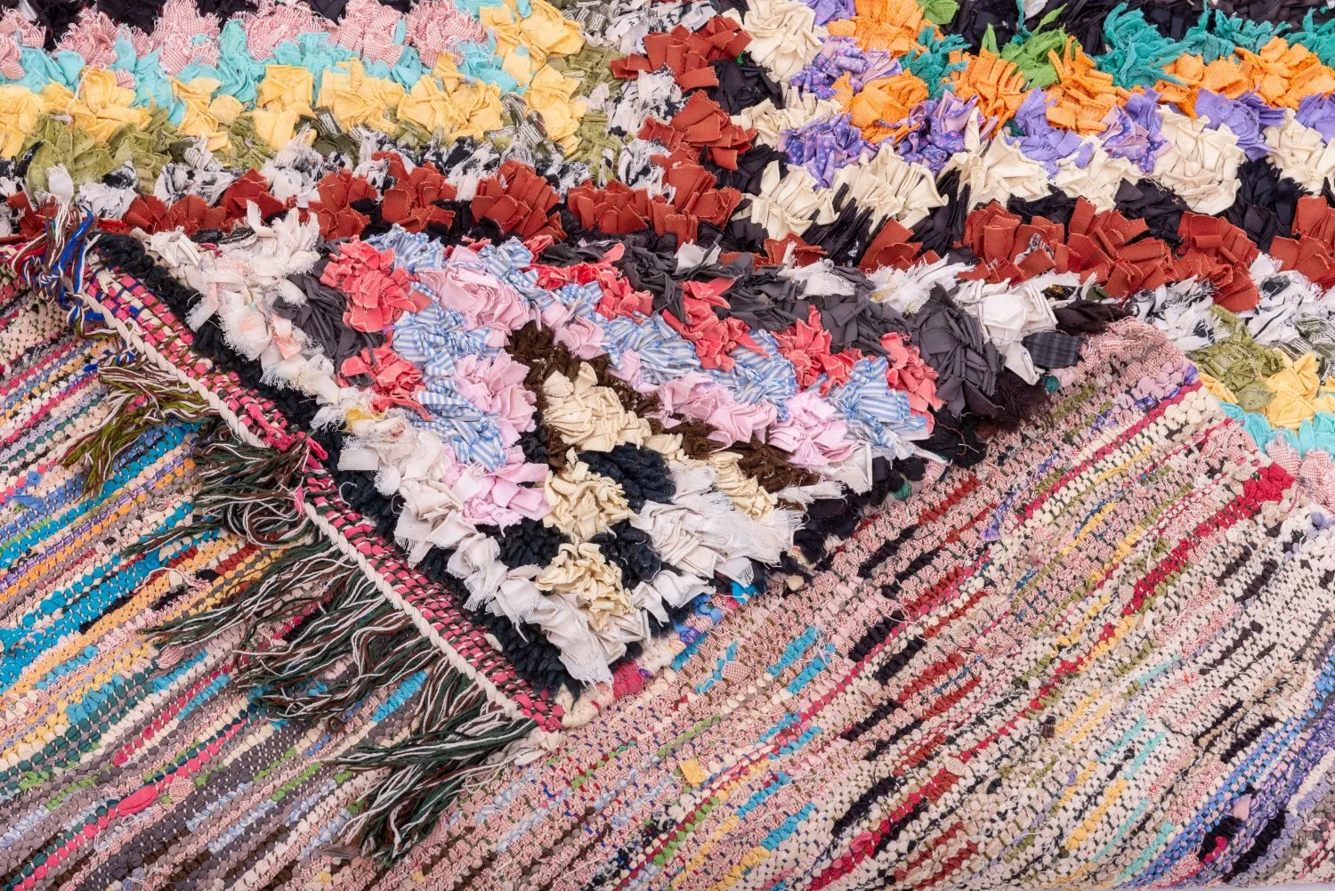 Marokkolainen Kilim matto Boucherouite 215 x 120 cm