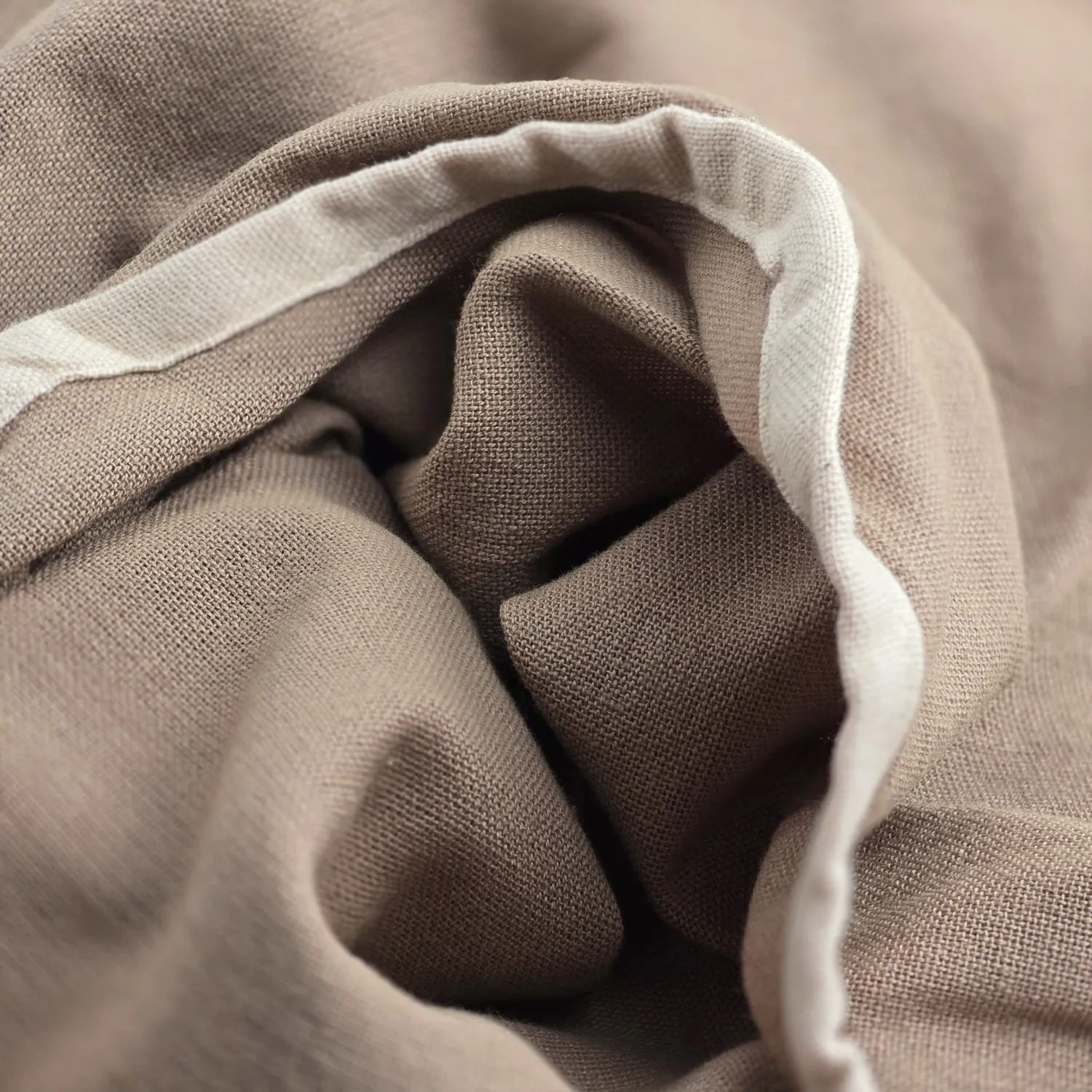 Pöytäliina puuvillaa - Yrsa (tumma beige)