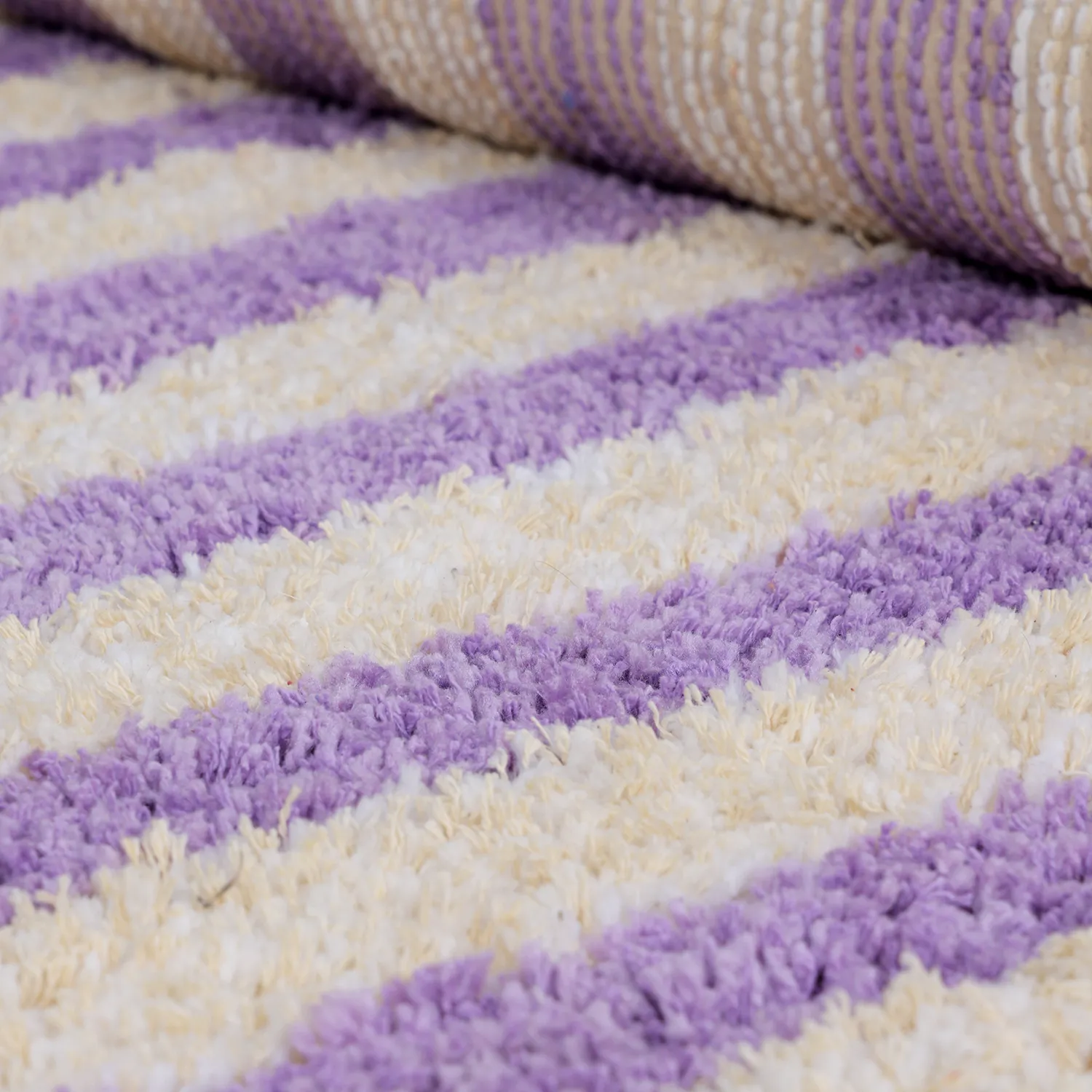 Ryijymatot - Thira Stripe Cotton Shaggy (kerma/vaalea violetti)