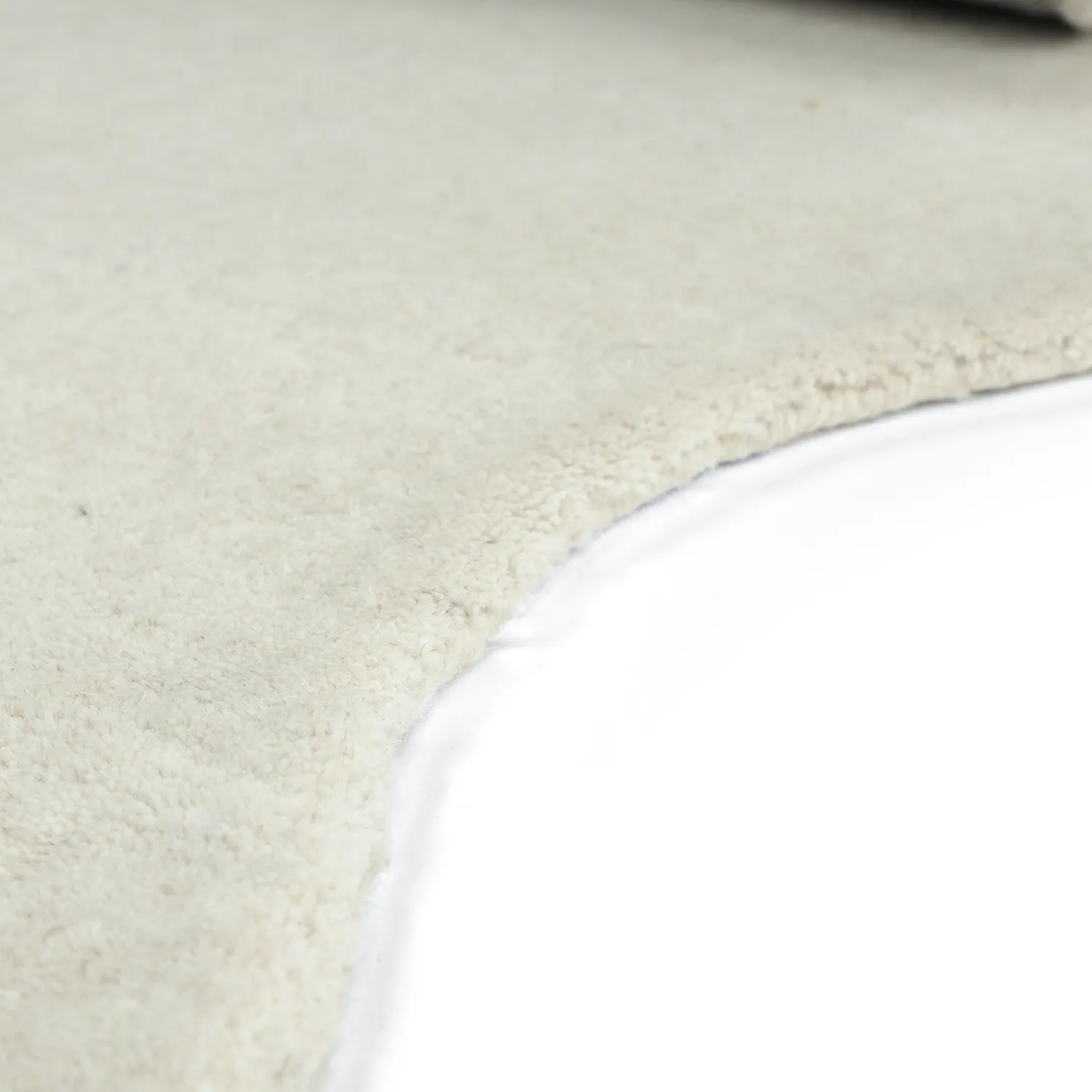 Aaltoileva villamatto - Diu Hand Tufted Wool Premium (valkoinen)
