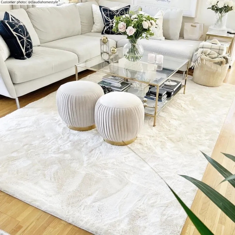 beige sohva minkä värinen matto